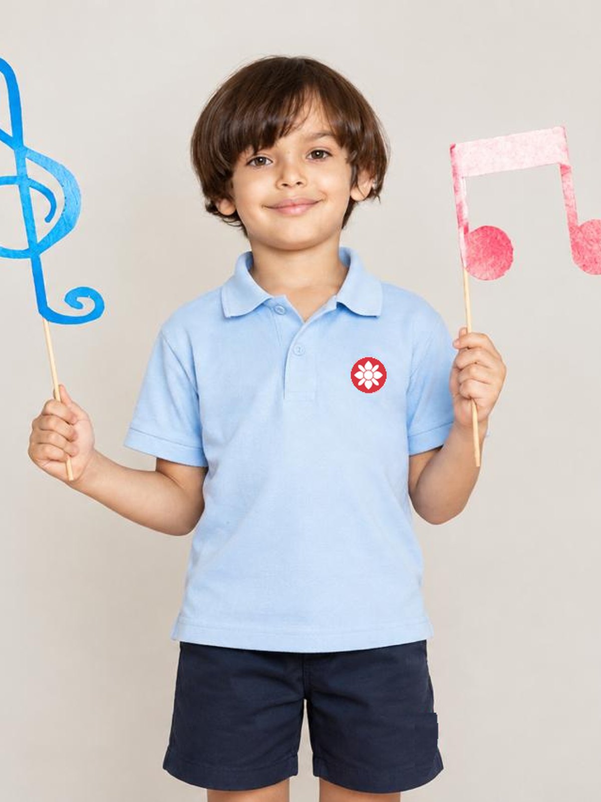 Aluno a segurar símbolos musicais em papel