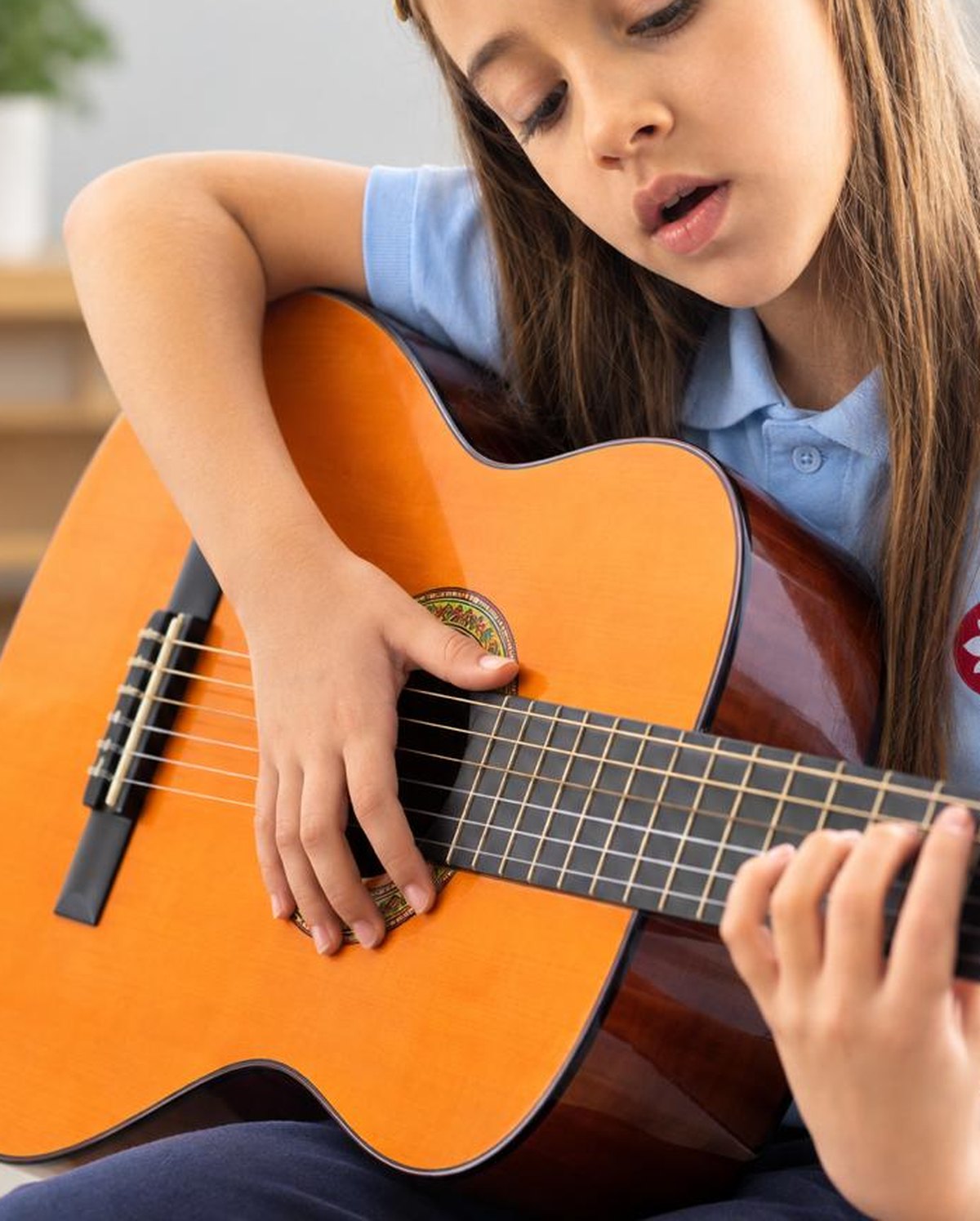 Mãos a dedilhar as cordas de uma guitarra